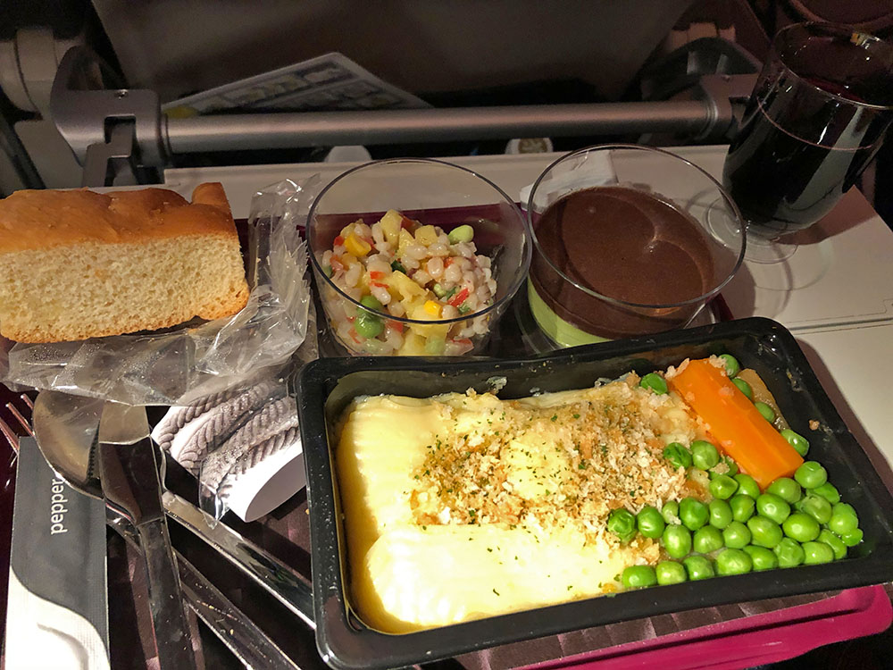 una comida en vuelo de Qatar