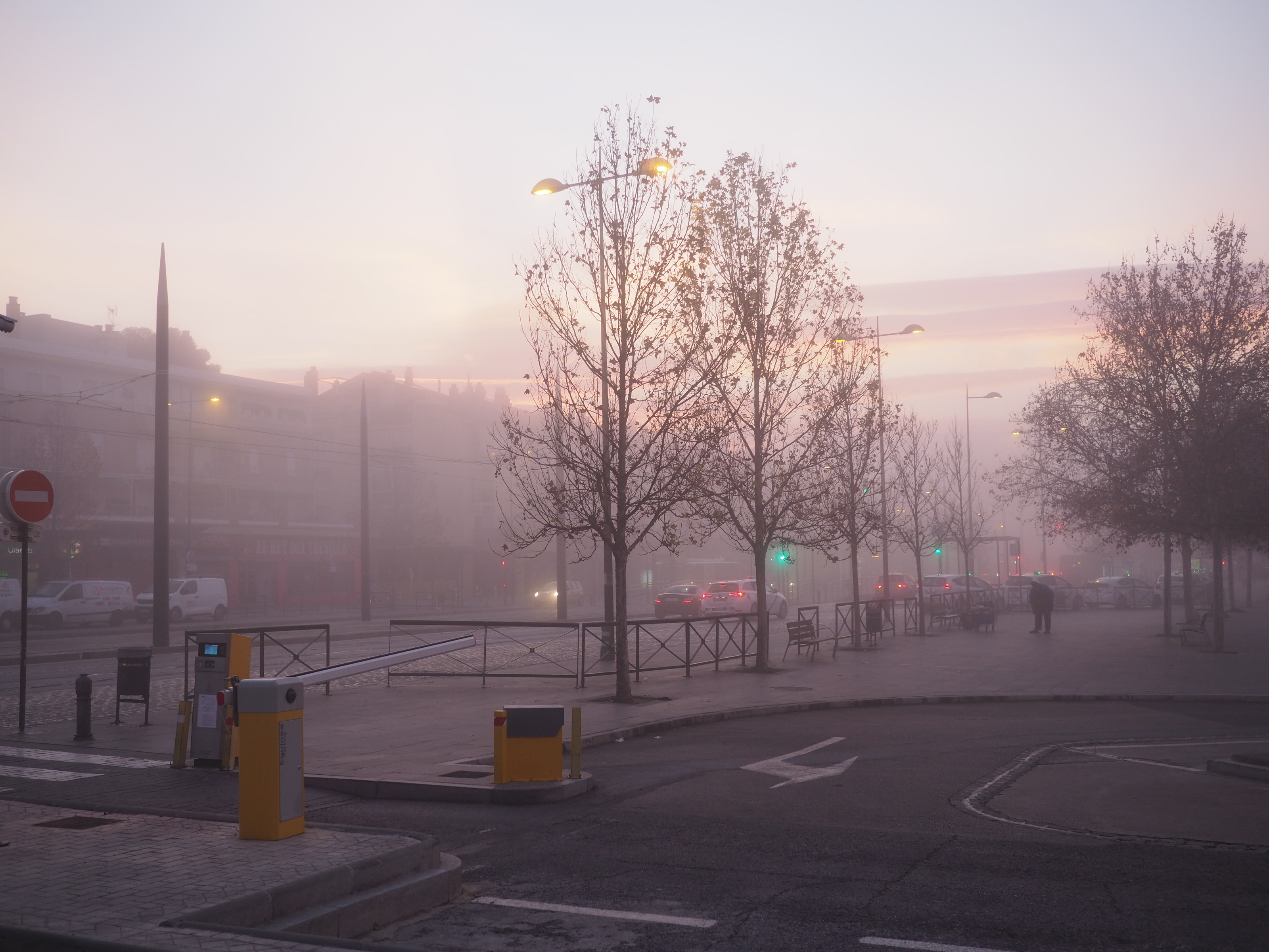 Plaza de la estación de bus está cubierta de niebla