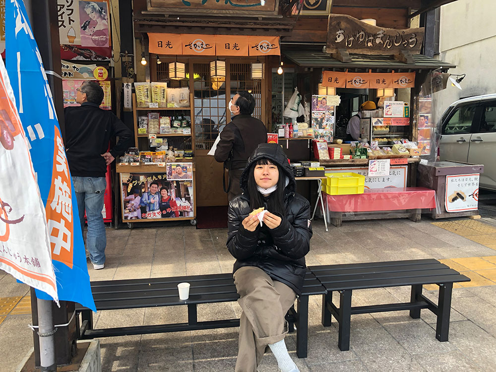 Mi hija comiendo un pastel japonés